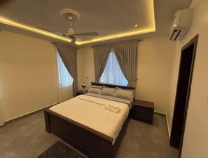 2 bedrooms, iron/ironing board, WiFi, bed sheets - Sunset Breeze – Peaceful Stay by Cosdarl Homes (Medie)