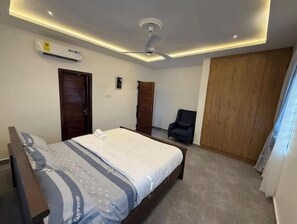 2 habitaciones, tabla de planchar con plancha, wifi y ropa de cama 