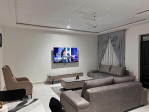 Smart TV - Sunset Breeze – Peaceful Stay by Cosdarl Homes (Medie)
