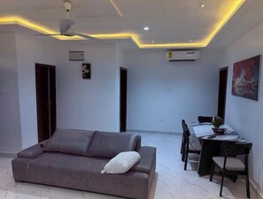 Smart TV - Sapphire Nest by Cosdarl Homes – Serene & Stylish Retreat for Relaxation (Medie)
