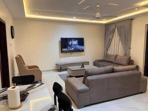 Smart TV - Sapphire Nest by Cosdarl Homes – Serene & Stylish Retreat for Relaxation (Medie)
