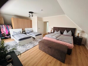 Room - Last-minute for the trade fair: 4-room apartment just 7 minutes away! (Laatzen)