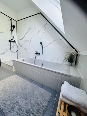 Bathroom - Last-minute for the trade fair: 4-room apartment just 7 minutes away! (Laatzen)