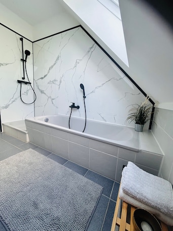 Shower, hair dryer, towels. Last-minute for the trade fair: 4-room apartment just 7 minutes away!