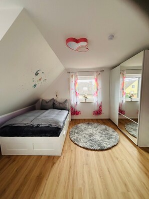 Room - Last-minute for the trade fair: 4-room apartment just 7 minutes away! (Laatzen)