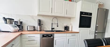 Fridge, microwave, oven, stovetop