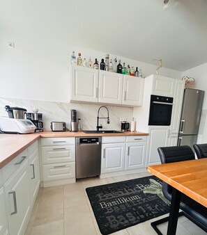 Private kitchen - Last-minute for the trade fair: 4-room apartment just 7 minutes away! (Laatzen)
