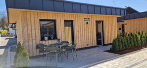 Outdoor dining - Tiny Home "Auerberg Sweet" with Private Terrace and Wi-Fi (Stötten am Auerberg)