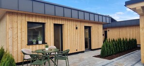 Outdoor dining - Tiny Home "Auerberg Sweet" with Private Terrace and Wi-Fi (Stötten am Auerberg)