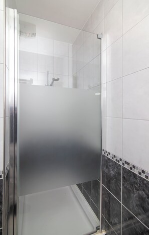 Dusche, Haartrockner, Handtücher, Seife