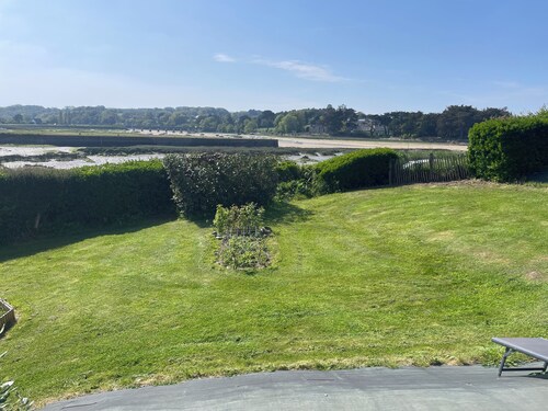 Maison rénovée, vue mer, bord de mer  . Plage à pied 5 mn. Jardin . 8 personnes
