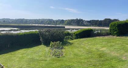 Maison rénovée, vue mer, bord de mer . Plage à pied 5 mn. Jardin . 8 personnes