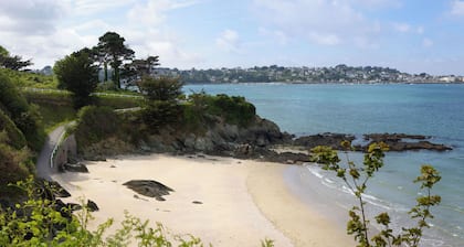 Renovated house, sea view, seafront. 5-minute walk to the beach. Garden. Sleeps 8