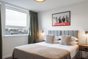 2 bedrooms, desk, iron/ironing board, WiFi - City Point Aberdeen by Guestz (Aberdeen)