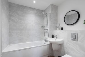 Towels, soap, shampoo, toilet paper - City Point Aberdeen by Guestz (Aberdeen)