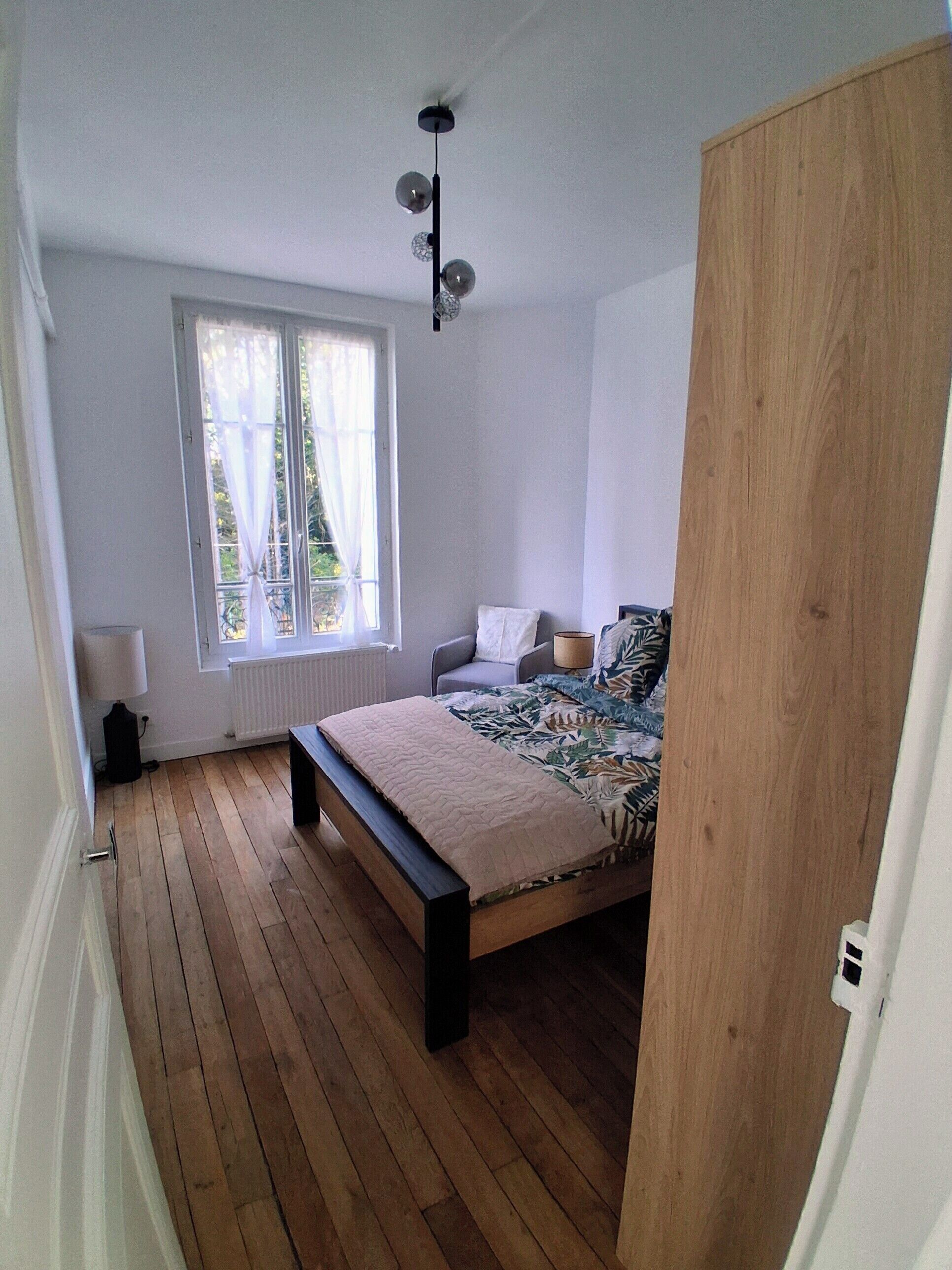 2 habitaciones, tabla de planchar con plancha, wifi y ropa de cama 