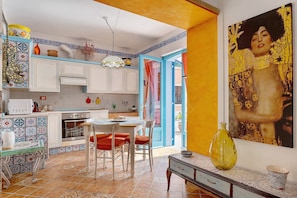 Fridge, microwave, oven, stovetop - Apartment 'La Maison Des Artistes' with Wi-Fi and Air Conditioning (Mozzecane)