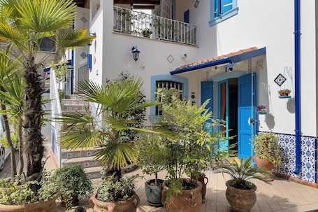 Property grounds. Apartment 'La Maison Des Artistes' with Wi-Fi and Air Conditioning