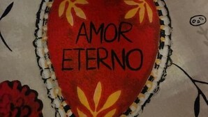 Una decoración con forma de corazón que dice 'AMOR ETERNO'.