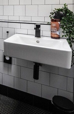 Free toiletries, towels, soap, shampoo - BOHOSTEL (Macclesfield)