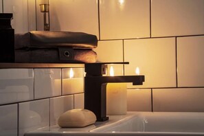 Amenidades de baño gratuitas, toallas, jabón, shampoo 