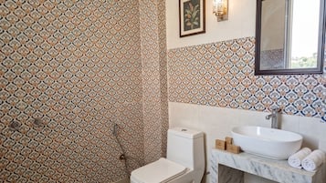 Deluxe Double Room | Bathroom | Shower, free toiletries, towels, soap