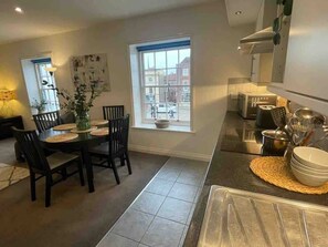 Dining - Large town centre apartment with parking (Oxfordshire)
