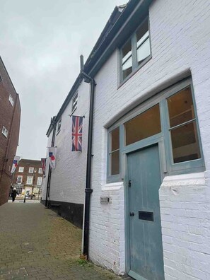 Exterior - Large town centre apartment with parking (Oxfordshire)