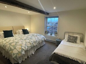 Room - Large town centre apartment with parking (Oxfordshire)