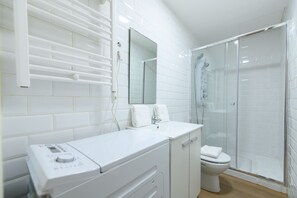 Shower - (SGE680F) 1 bedroom apartment with terrace in Tetuán, Madrid. (Madrid)