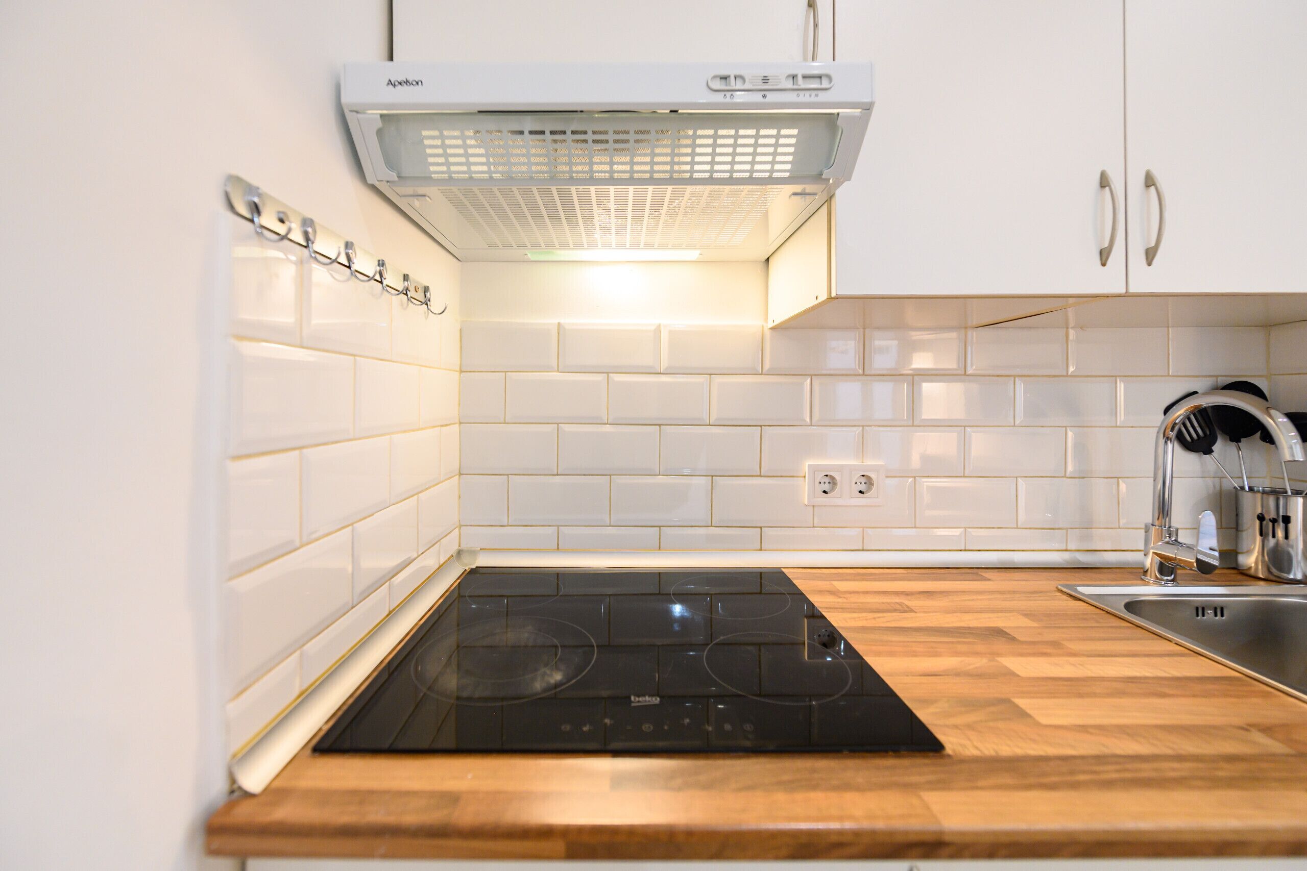 Refrigerador, microondas, cafetera y tetera y tetera eléctrica 