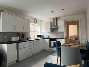 Fridge, microwave, oven, stovetop - Town centre apartment with parking (Oxfordshire)