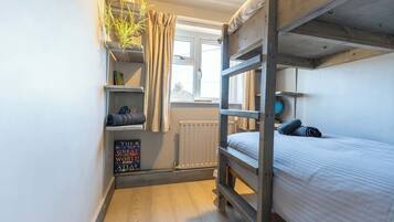 3 bedrooms, iron/ironing board, WiFi, bed sheets