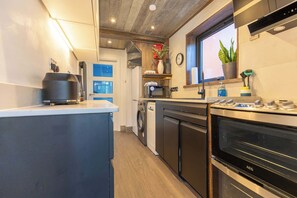 Frigorífico, microondas, horno y placa de cocina