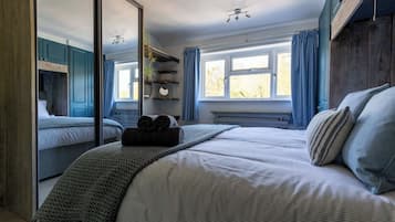 3 bedrooms, iron/ironing board, WiFi, bed sheets