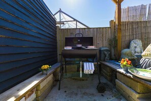 Property grounds - Family Home with Garden Room & Woodland Views (Kennington)