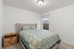3 bedrooms, free WiFi, bed sheets - Cozy Retreat with Porch Swing Near Houston ~ Stylish (Richmond)