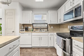 Microwave, oven, stovetop - Cozy Retreat with Porch Swing Near Houston ~ Stylish (Richmond)