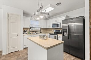Microwave, oven, stovetop - Cozy Retreat with Porch Swing Near Houston ~ Stylish (Richmond)