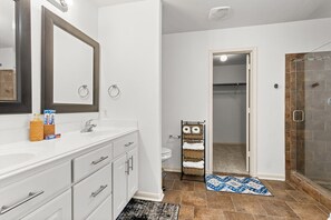 Hårføner, håndklær, såpe og toalettpapir