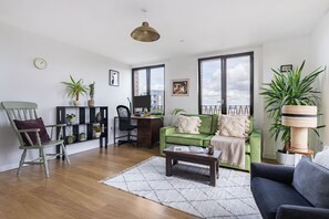 City Apartment, 1 Double Bed with Sofa bed, Non Smoking, City View | Living area | 40-inch Smart TV with satellite channels - Modern 1BR Kings Cross Hideaway (London)