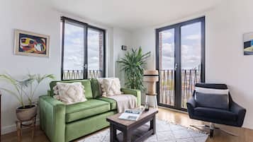 City Apartment, 1 Double Bed with Sofa bed, Non Smoking, City View | Living area | 40-inch Smart TV with satellite channels