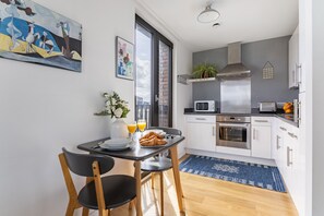 City Apartment, 1 Double Bed with Sofa bed, Non Smoking, City View | Private kitchen | Espresso maker, coffee/tea maker, electric kettle, highchair - Modern 1BR Kings Cross Hideaway (London)