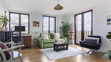 Appartement Ville, 1 lit double et 1 canapé-lit, non-fumeurs, vue ville | Coin séjour | TV connectée de 40 pouces avec chaînes par satellite