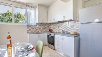 Fridge, oven, stovetop, coffee/tea maker