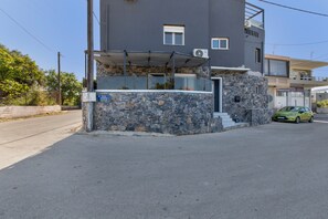Exterior - Studio Apartment with Mountain View, Wi-Fi, and Air Conditioning (Perivolia)
