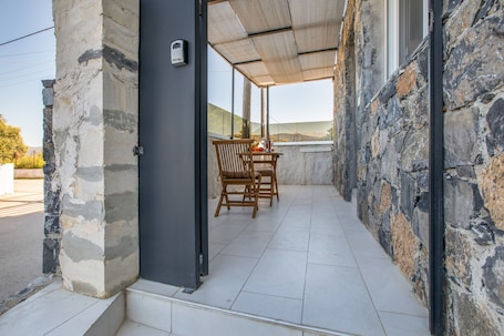 Outdoor dining. Studio Apartment with Mountain View, Wi-Fi, and Air Conditioning