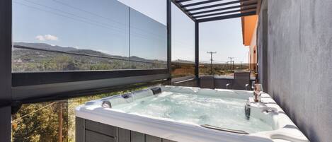 Outdoor spa tub