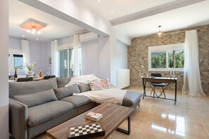 Una sala de estar moderna con un sofá, una mesa de centro y un comedor con una mesa y sillas.