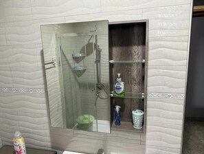 Ducha, toallas, jabón y papel higiénico